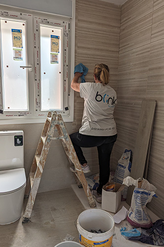 Equipo de Blink Services limpiando un baño tras fin de obra