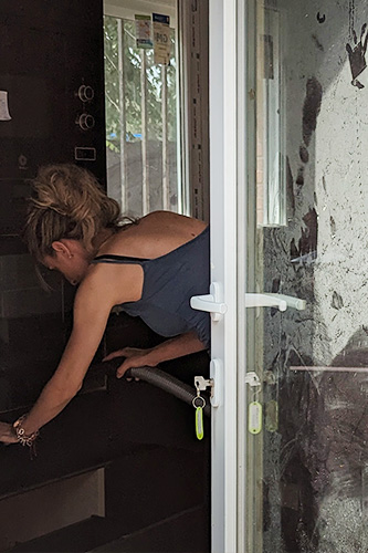 Profesional de Blink Services durante una limpieza
